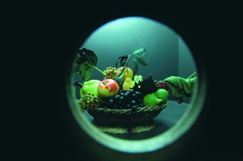 Allestimento dettaglio con modello della Canestra di frutta Ecco perché Caravaggio piace a tutti