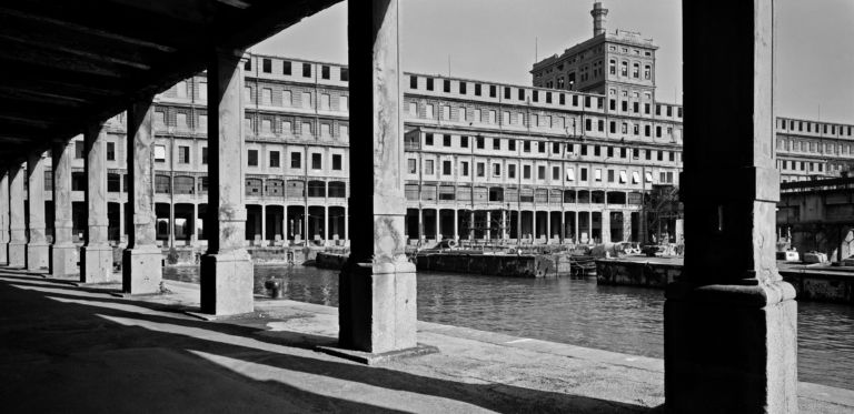 Gabriele Basilico Genova 1997 Courtesy Gabriele Basilico and Photo Co. Turin Italy1 E se mi perdo la mostra della fotografia italiana dalla UBS Collection? C’è la gallery di Artribune…