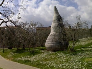 Si può possedere un’importante scultura pubblica di Tony Cragg e ridurla ad un pisciatoio? Sì, se siete a Siena