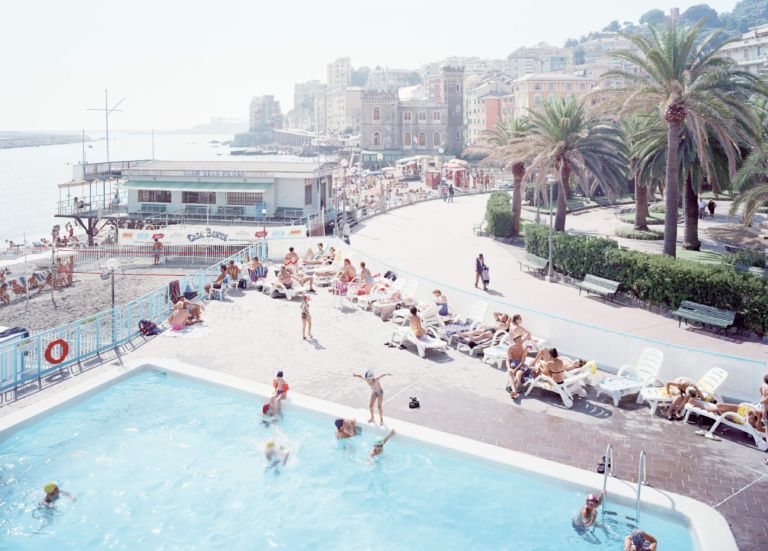 Massimo Vitali Genova Pegli Ovest 2000 Courtesy Massimo Vitali and Brancolini Grimaldi London Rome E se mi perdo la mostra della fotografia italiana dalla UBS Collection? C’è la gallery di Artribune…