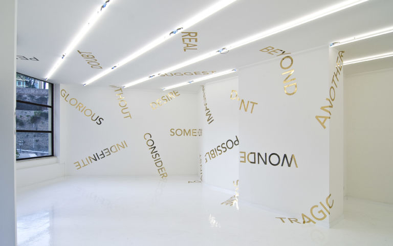 Panoramica installazione Robert Barry Golden Words 2011 Giacomo Guidi Mg Art 3 Robert Barry sul diretto Napoli-Roma