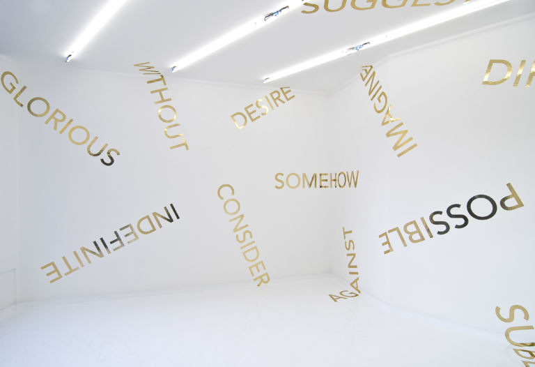 Panoramica installazione Robert Barry Golden Words 2011 Giacomo Guidi Mg Art 4 Robert Barry sul diretto Napoli-Roma