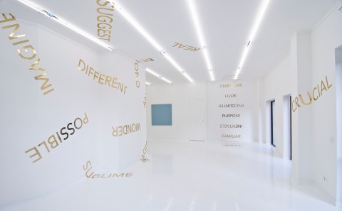 Panoramica installazione Robert Barry Golden Words 2011 Giacomo Guidi Mg Art Robert Barry sul diretto Napoli-Roma