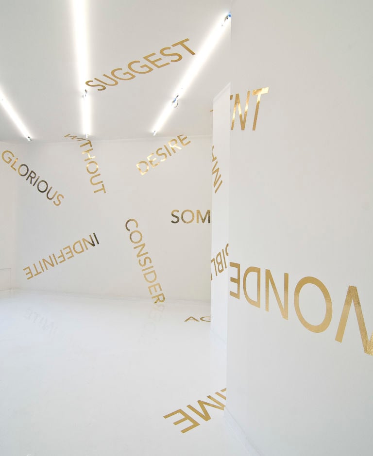 Panoramica installazione Robert Barry Golden Words 2011 Giacomo Guidi Mg Art 5 Robert Barry sul diretto Napoli-Roma