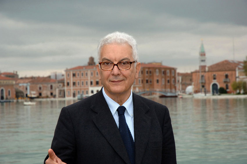 “Vai avanti con il tuo lavoro!”. È il Presidente Baratta a rassicurare Sgarbi sulla Biennale. Poi quando dicono che la Biennale è come Sanremo non ve la pigliate però…