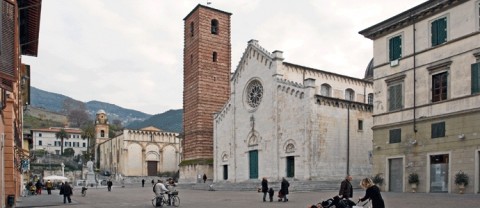 Piazza Duomo a Pietrasanta1 Dal Box al Cabinet. È griffato Cardi il nuovo spazio “bancario” a Pietrasanta