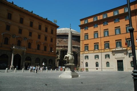 Piazza della Minerva e la vista sul Pantheon Chi salverà Roma da questa mostra?