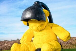 Che ci fa un gigantesco orso giallo a Manhattan? Cerca compratori…