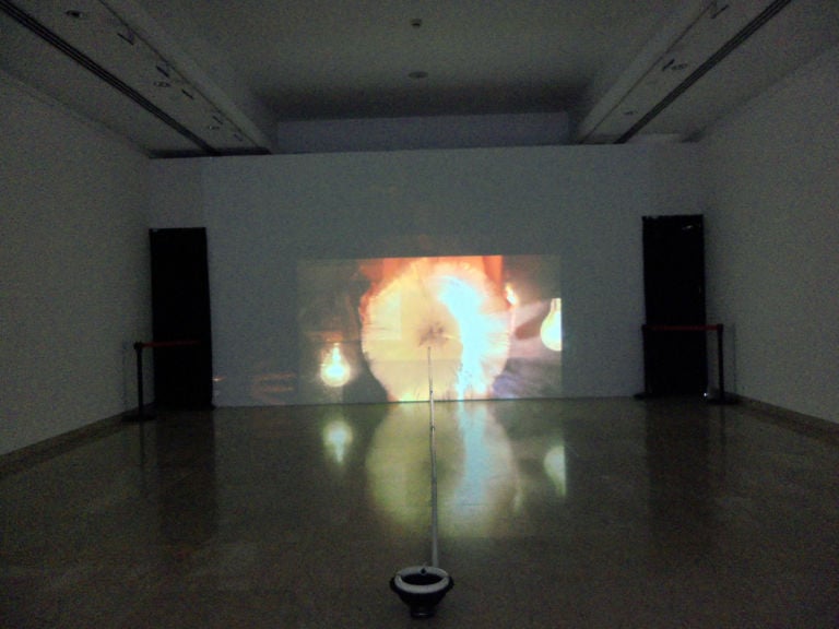 Yao Ghung hang+ Rita Hui Two Cases 2011 Proiettore HD lampade amplificatore. E Shenzhen, zitta zitta, si candida a nuova capitale del contemporaneo cinese