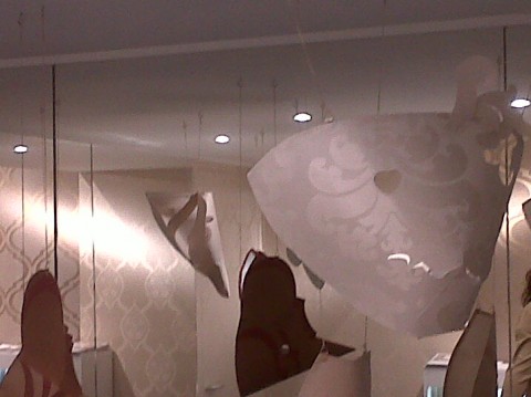 lallestimento da giardini wallcoverings Updates Salone: join the masquerade! Performance di Miriam Secco da Giardini Wallcoverings