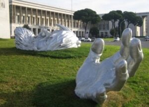 Artribune migliora le vostre città: la mostruosa “scultura” all’Eur, per dire, è stata sman-tel-la-ta…