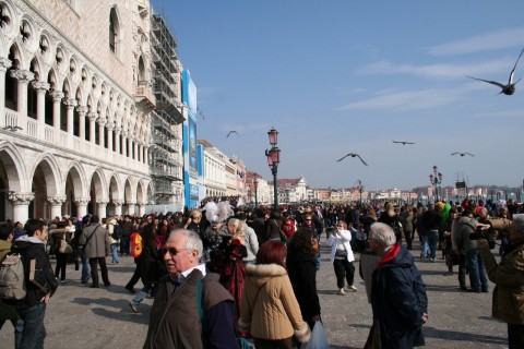 turisti a venezia Un passo indietro e due avanti