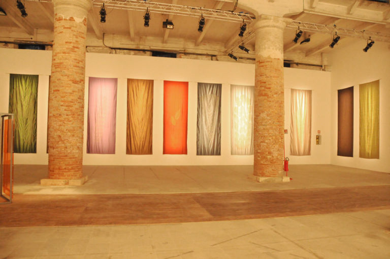 10Giulia Piscitelli Spica candeggina e acido cloridrico su 11 tele di seta photo by Valentina Grandini Ma dove lo trovate voi un sito che vi fa vedere tutto l'Arsenale della Biennale martedì sera?