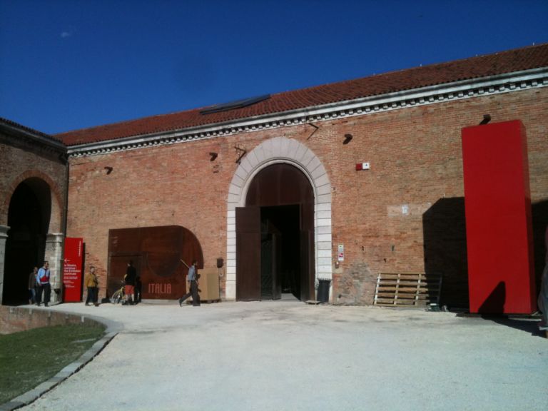 159 Se questo è un padiglione. Ultime foto rubate dalla mostra di Sgarbi. E poi vi toccherà vederlo da soli