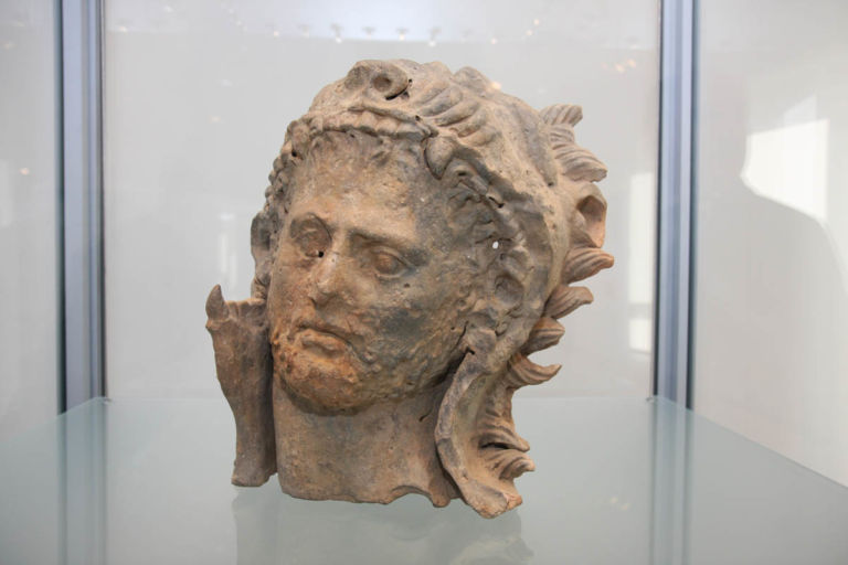 7 testa di Ercole II sec E le navi vanno. Riuscirà Olbia a portare i “billionaires” al Museo Archeologico appena (re)inaugurato?
