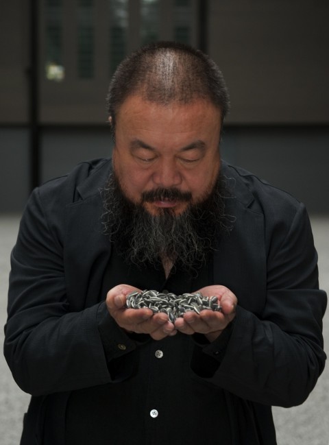 Ai Weiwei2 Che te lo dico a fare: il primo è Ai Weiwei. Il Power secondo la lista di ArtReview è di chi comunica, con e-flux che vola al quinto posto. Italiani ormai habitué delle retrovie