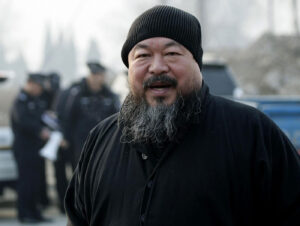 Liberato Ai Wei Wei: “Ha ammesso l’evasione fiscale, e poi sta male”. Ma il mondo dell’arte non lo aveva dimenticato…