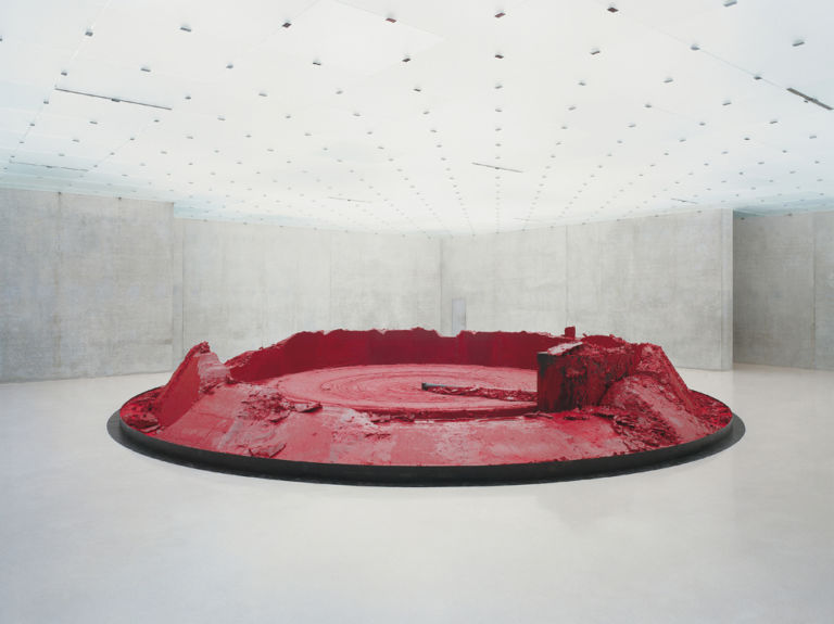 Anish Kapoor My Red Homeland 2003 b È il momento di Anish Kapoor? In esclusiva Artribune ve lo fa vedere in camice da lavoro…