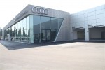 Esterno del nuovo Audi Terminal Creatività a quattro cerchi. C’è anche l’arte a festeggiare il nuovissimo Audi Terminal di Roma