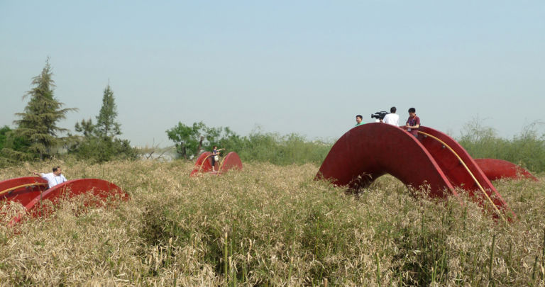 Garden of 10.000 Bridges 01 courtesy of West 8 urban design landscape architecture Un labirinto di ponti, la nuova installazione dei West 8 alla Xi'an International Horticultural Exhibition