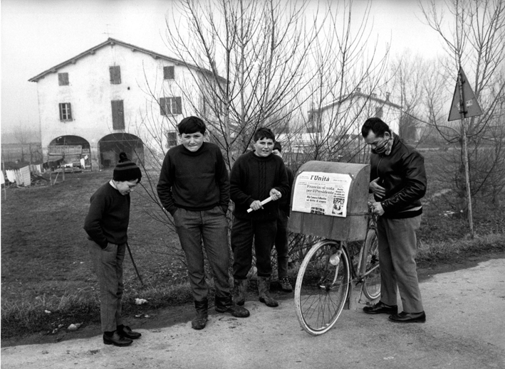 Mario Dondero, Il diffusore de L'Unità, 1975