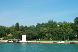 Art lovers, ci siete? Ebbene, sappiate che Venezia vi discrimina. Free internet wi-fi al Lido per la Biennale Cinema, nulla per la Biennale d’Arte