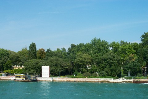 Niente wi fi ai Giardini di Castello Art lovers, ci siete? Ebbene, sappiate che Venezia vi discrimina. Free internet wi-fi al Lido per la Biennale Cinema, nulla per la Biennale d’Arte