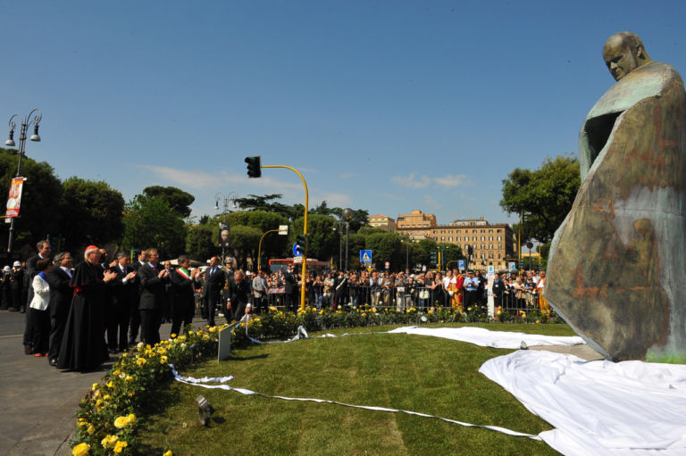 Oliviero Rainaldi Beato Giovanni Paolo II 3 Giù i veli: è del Beato Giovanni Paolo II la statua romana di Oliviero Rainaldi, ecco la fotocronaca…