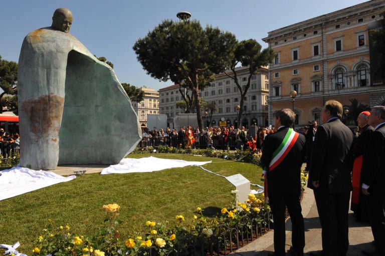 Oliviero Rainaldi Beato Giovanni Paolo II 5 Giù i veli: è del Beato Giovanni Paolo II la statua romana di Oliviero Rainaldi, ecco la fotocronaca…