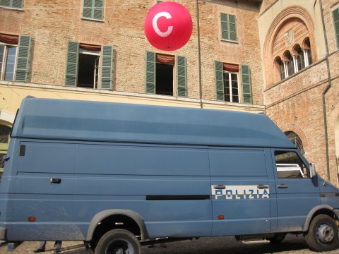 Polizia2 Faenza Updates: manichini per un’installazione around festival? No, è la festa della Polizia…