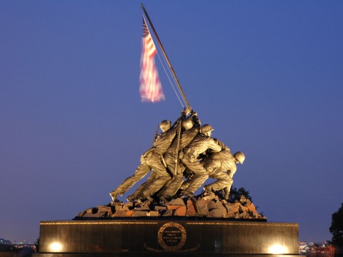 Raising the Flag on Iwo Jima memorial Bandiere di verità