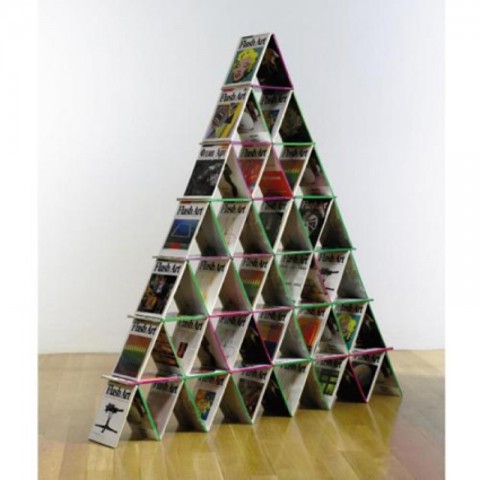 il castello fatto con numeri di Flash Art celebre opera di Maurizio Cattelan Giustizia è fatta? Ora non infierire, Politi