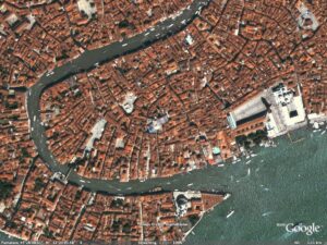 Difficile trovare posto per dormire a Venezia vero? Sfido, è la prima volta che la Biennale inaugura durante il ponte del 2 giugno