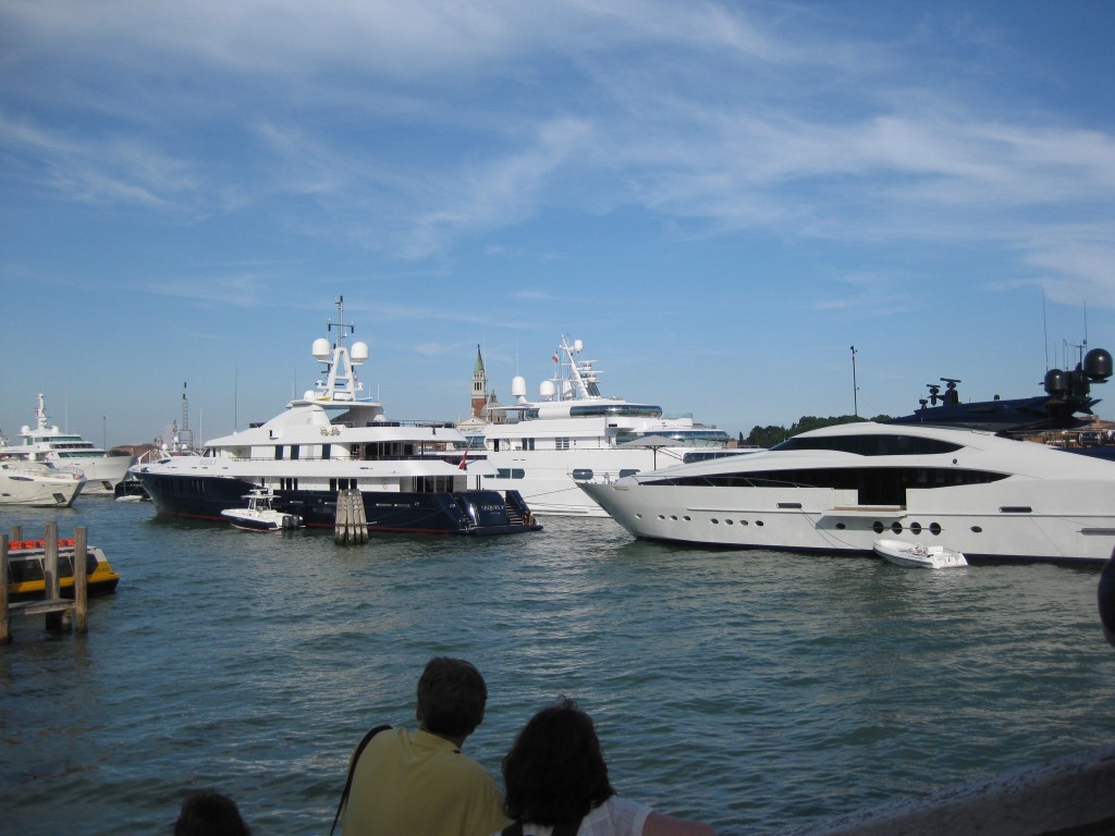 San Giorgio Maggiore ha dato L’Ultima Cena di Tintoretto alla Biennale? E Venezia la ripaga con una bella sfilata di megayacht