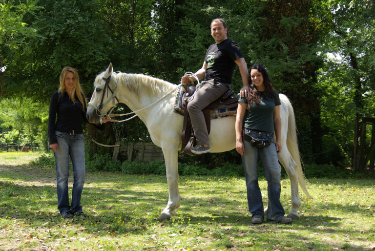 3. Adrian Paci tra le ideatrici del progetto Isabella e Tiziana Pers foto Claudio Bettio Taiabati Adrian Paci a cavallo di RAVE