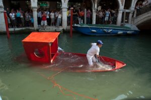 Final act. E la naval-performance di Thomas Huber e Wolfgang Aichner alla Biennale finisce in un naufragio