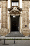 Loredana Longo - Neither here nor there - veduta dell'ingresso di San Mattia ai Crociferi - courtesy Galleria Francesco Pantaleone e Temporary Museum, Palermo - photo G. D'Aguanno