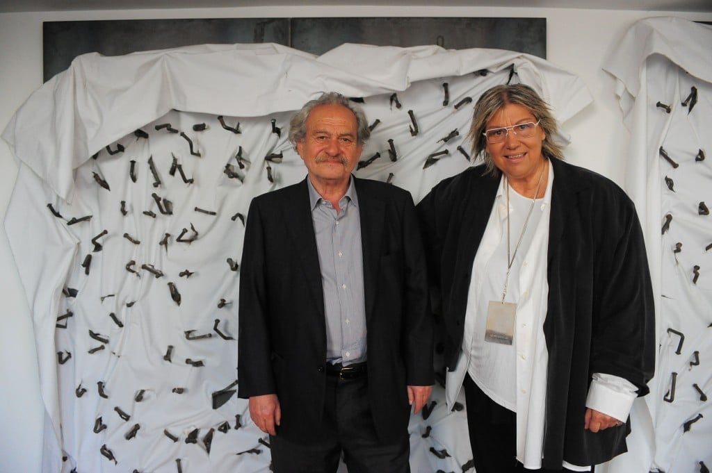 Jannis Kounellis è impazzito, o c’è in giro un pazzo che si crede Jannis Kounellis? Le sue opere, a Napoli, erano una donazione a Cicelyn, non al Madre