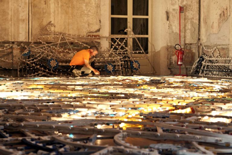 Allestimento dellopera di Bartolini foto Mariangela Insana Backstage siciliano. Fra Schabus e Bartolini, Artribune entra alla mostra Sotto quale cielo? in allestimento a Palazzo Riso