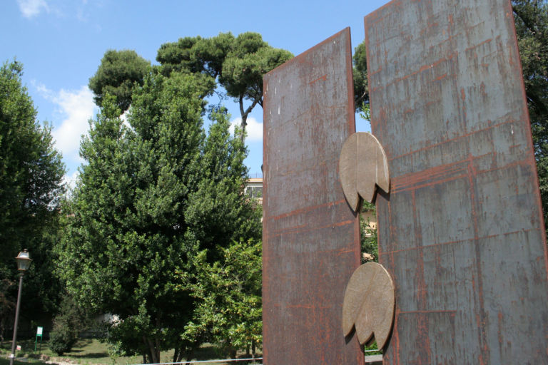 Annamaria Gelmi La porta 01 Ehi ma chi ha ridotto così Villa Torlonia? Ah, già, è la Biennale di Scultura di Roma