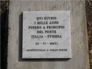 Altro che Messina. A Marsala arrivano i Mille (architetti) e posano la prima pietra di un altro ponte. Verso l’Africa