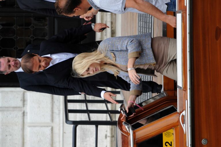 Barbara Berlusconi in visita alla Biennale col socio Nicolò Cardi5 C’è Berlusconi, ma non è Lui. Barbara in visita alla Biennale col socio Nicolò Cardi