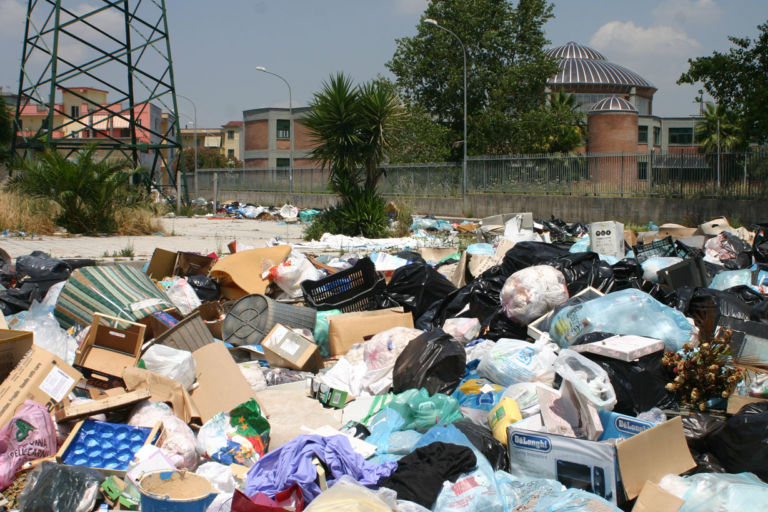 CAM1 “Niente Biennale, siamo soffocati dalla monnezza”. E anche il CAM di Casoria abbandona Sgarbi