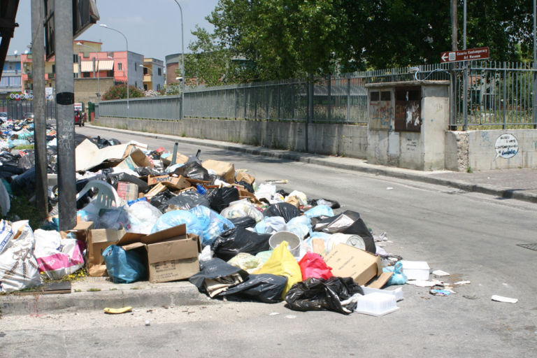 CAM2 “Niente Biennale, siamo soffocati dalla monnezza”. E anche il CAM di Casoria abbandona Sgarbi