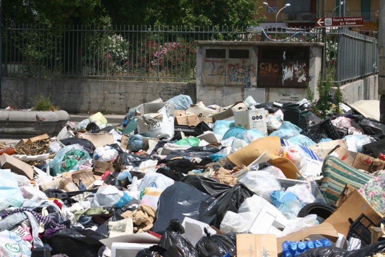 CAM3 “Niente Biennale, siamo soffocati dalla monnezza”. E anche il CAM di Casoria abbandona Sgarbi