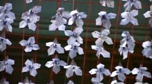 Coi vecchi codici penali e civili, 10mila origami. Accade in Belgio, complici il designer Charles Kaisin e i detenuti del carcere di Bruxelles