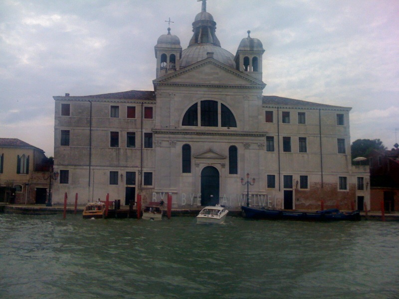 “Liberate Ai Weiwei”, tuonò Baratta. E la Biennale è tutta con lui, dalla grande insegna alla Giudecca fino alle borsine tedesche…