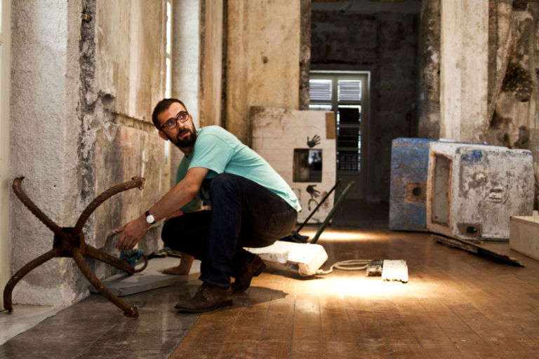 Hans Schabus allestimento foto Mariangela Insana Backstage siciliano. Fra Schabus e Bartolini, Artribune entra alla mostra Sotto quale cielo? in allestimento a Palazzo Riso