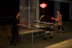 Giocare a ping pong con Surasi