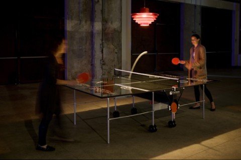 Kusolwong 132 Giocare a ping pong con Surasi